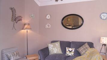 Télévision à écran plat, lecteur de DVD, livres, vidéothÚque