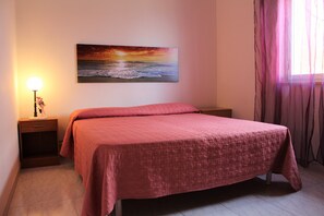 3 slaapkamers, een strijkplank/strijkijzer, gratis wifi, beddengoed