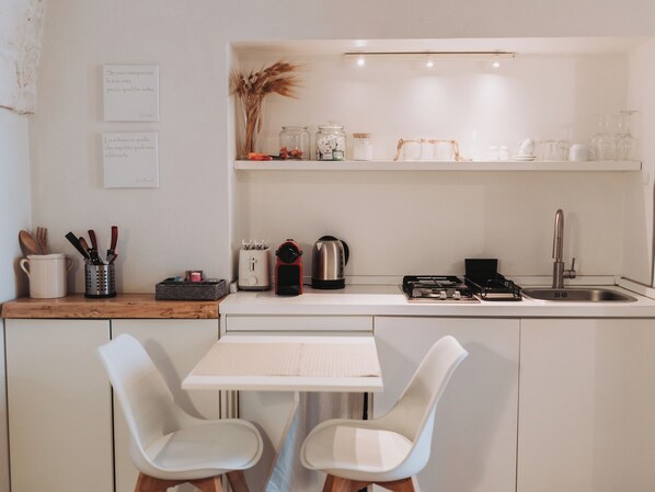 Réfrigérateur, micro-ondes, plaque de cuisson, cafetière/bouilloire
