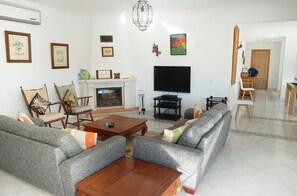 Fernseher, Kamin, Tischfußball