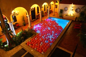 Outdoor pool, pool loungers - Ochenta Y Dos an urban bed & breakfast (Mérida)