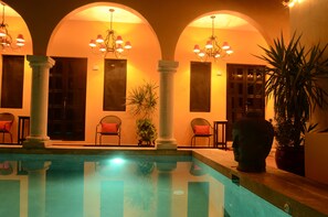 Piscine extérieure, chaises longues