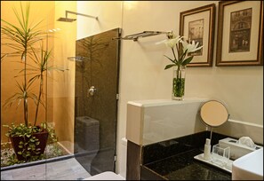 Classic Room, 1 King Bed | Bathroom | Shower, free toiletries, hair dryer, towels - Ochenta Y Dos an urban bed & breakfast (Mérida)