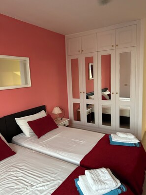 3 quartos, cofres nos quartos, ferros/tábuas de passar roupa