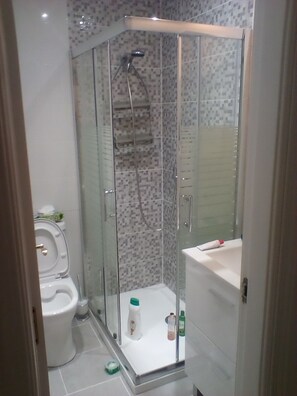 Chuveiro/banheira combinados, secador de cabelo, toalhas de banho 