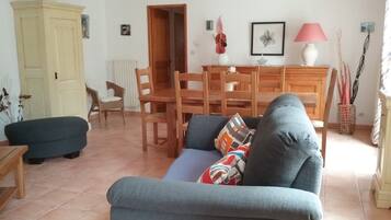 Télévision, lecteur de DVD, livres, chaßne hi-fi