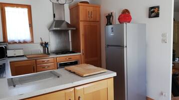 JÀÀkaappi, mikroaaltouuni, uuni, liesi