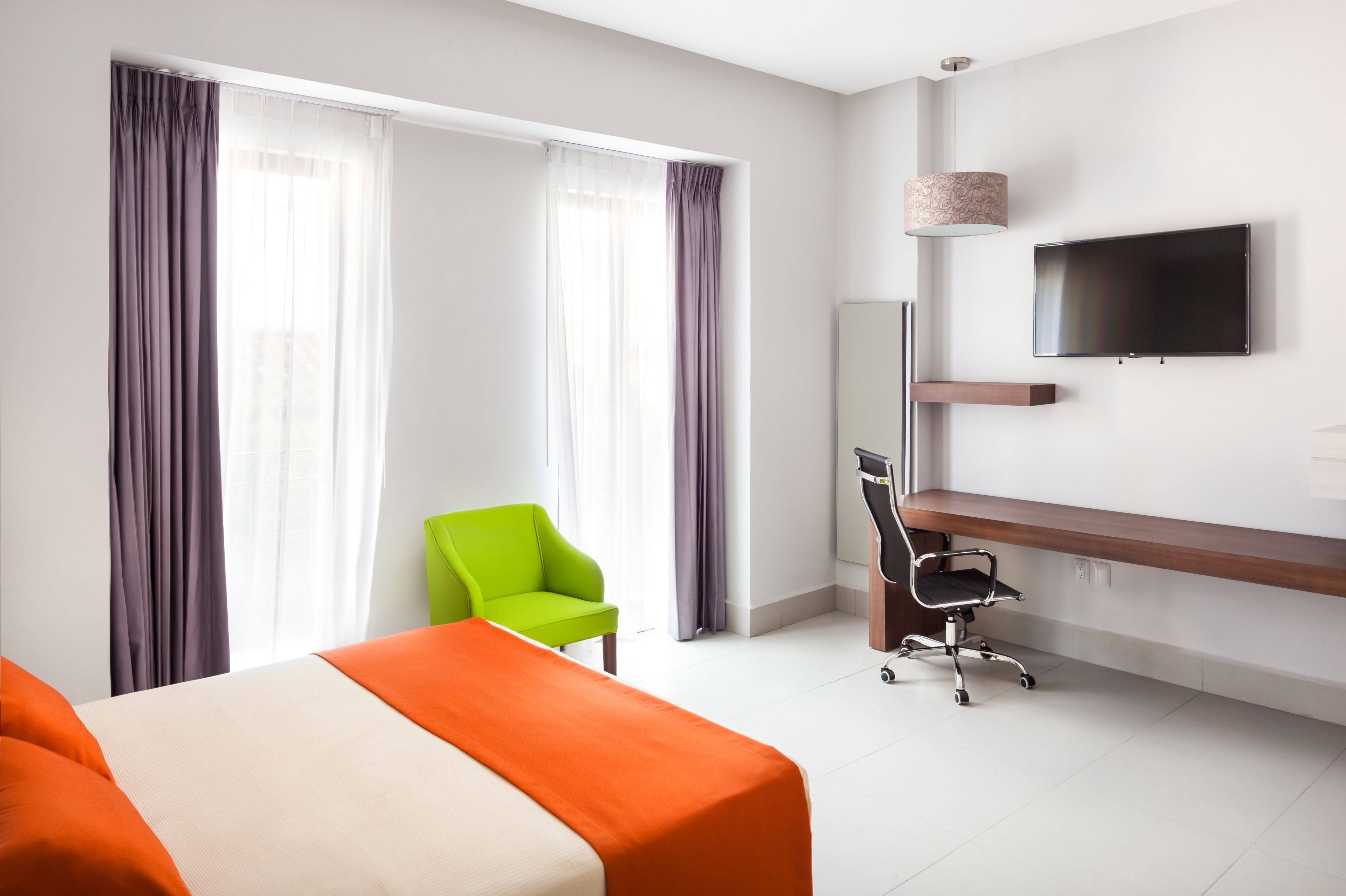 executive room, 1 queen bed | in-room safe, desk, iron/ironing board, free wifi
