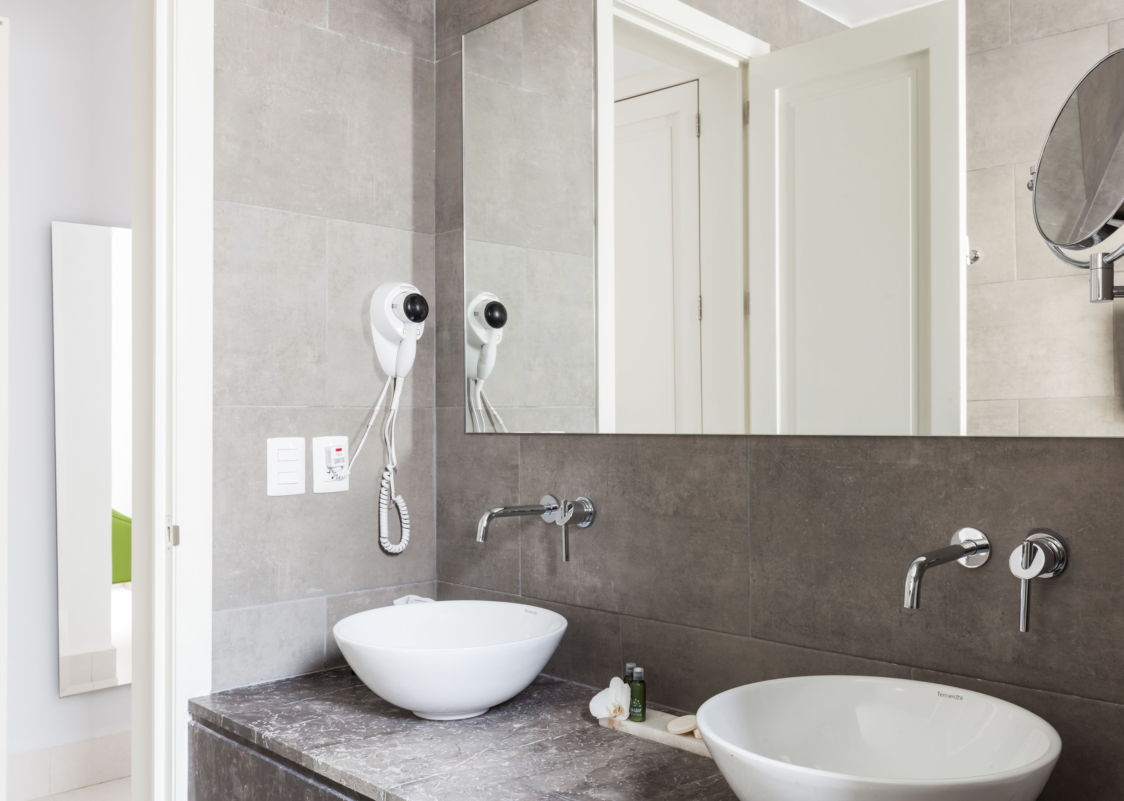 premier double room, 2 queen beds | bathroom sink