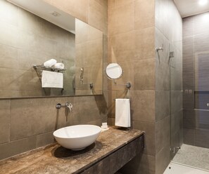 Executive kamer, 1 queensize bed | Badkamer | Een douche, gratis toiletartikelen, een haardroger, handdoeken