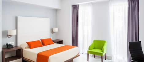 Executive kamer, 1 queensize bed | Een kluis op de kamer, een bureau, een strijkplank/strijkijzer
