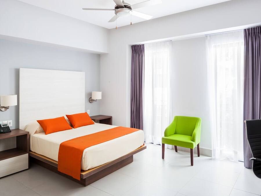 Executive Room, 1 Queen Bed | In-room safe, desk, iron/ironing board, free WiFi