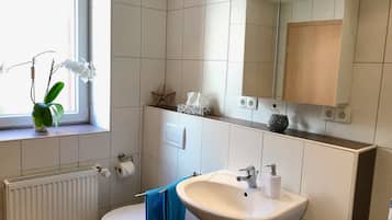 Kombinert dusj/badekar, hårføner, håndklær og såpe