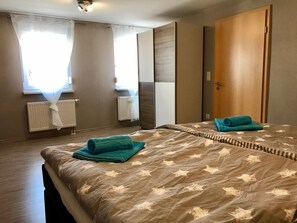 4 bedrooms, in-room safe, desk, soundproofing - Welcome to the Villa Kerzenheimer Tor (Göllheim)