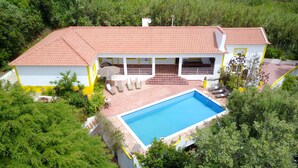 A two-story house with a swimming pool, surrounded by greenery. - Quinta da princesa Barbara (Caldas da Rainha)