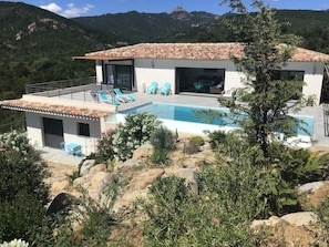 Piscine extérieure, piscine à débordement