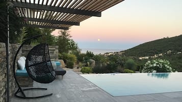 Outdoor pool, an infinity pool