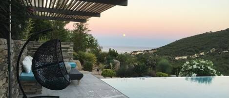 Een buitenzwembad, een infinity pool