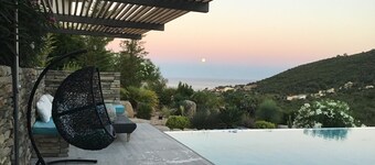 Contemporary house, Swimming pool, 800m from the beach, secure residence, South Corsica