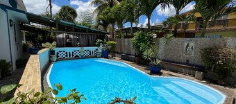 Stor komfortabel villa som vender ut mot havet med svømmebasseng, sjarmerende hus