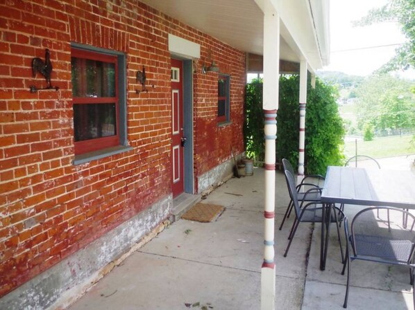 Porch - Kaiser House Inn (Hermann)