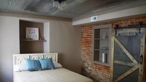 House, Private Bathroom (Whole Guest House Rental 3bed 3bath) | 3 bedrooms, iron/ironing board, internet, bed sheets
