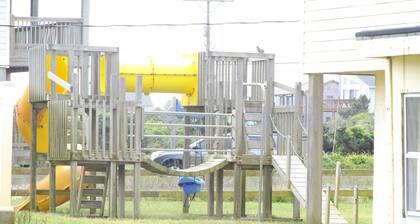 Lovely 3 Bedroom Oceanside Cottage With No Street To Cross.