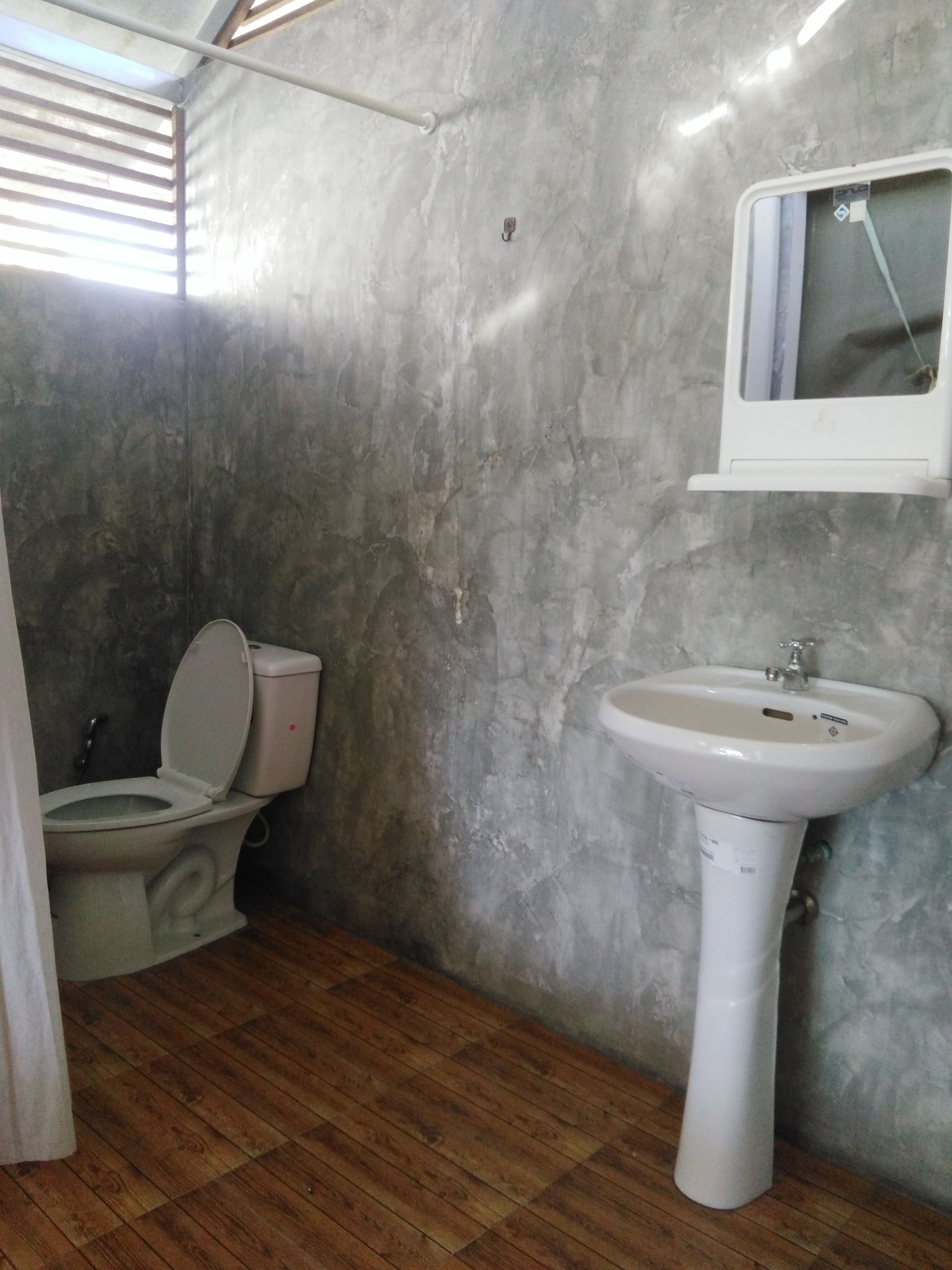 shower, free toiletries, hair dryer, bidet