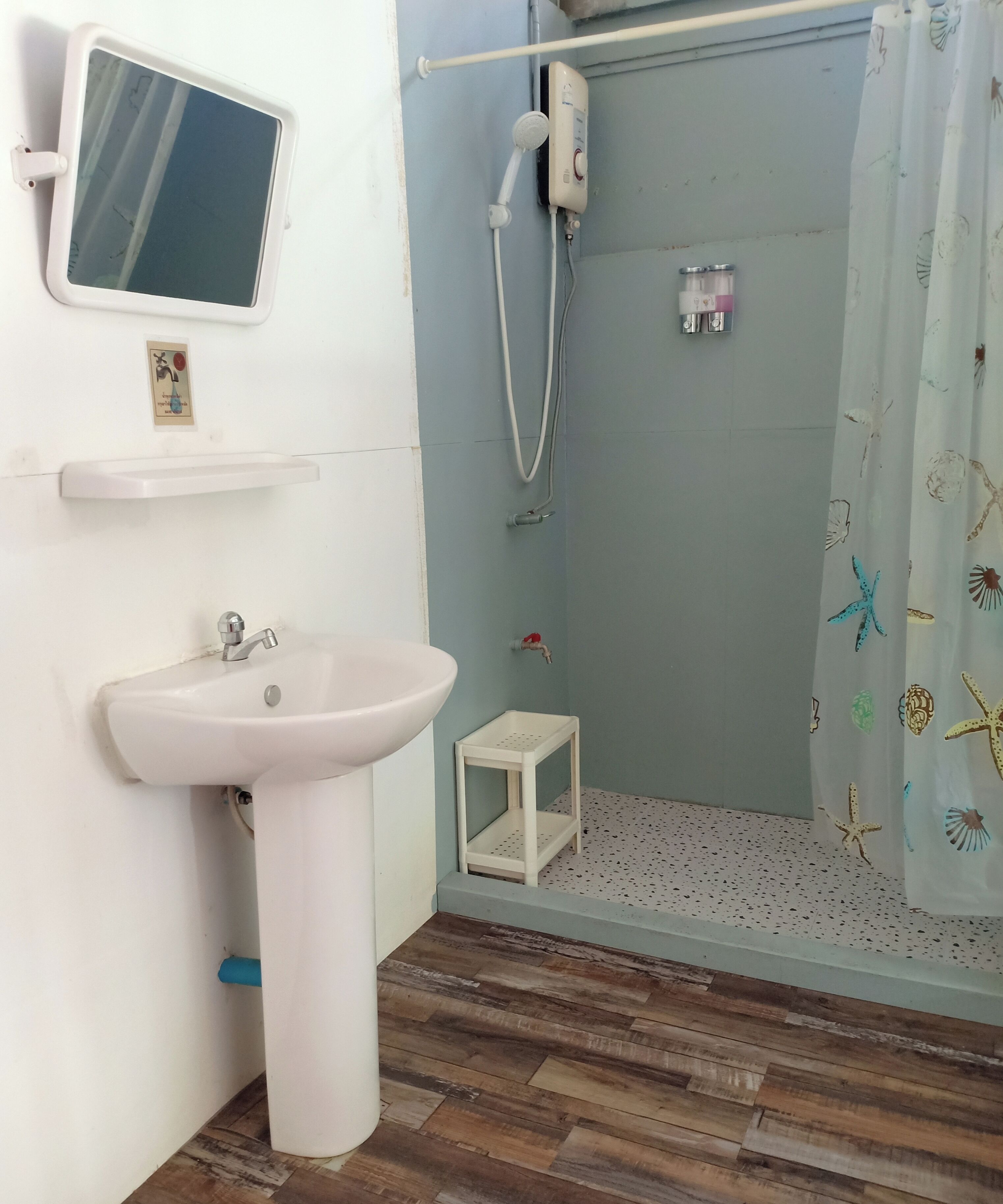 shower, free toiletries, hair dryer, bidet