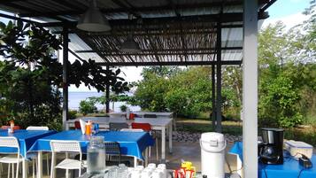 Free daily English breakfast