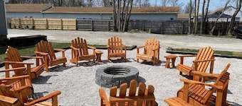 Pet Friendly | Walk to Lake | Firepit & Grill