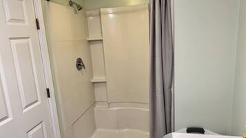 Douche, serviettes fournies, savon, papier toilette