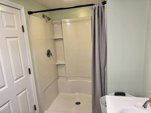 Douche, serviettes fournies, savon, papier de toilette