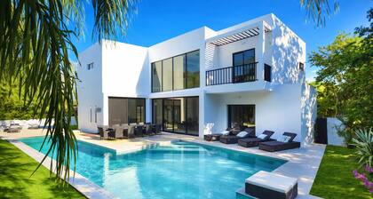 Villa Pearl private pool 5 min walk to the beach 8 min walk to 5th Avenue