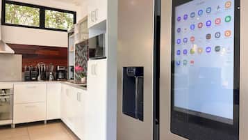 Jääkaappi, mikroaaltouuni, uuni, liesi