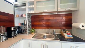 Réfrigérateur, micro-ondes, four, plaque de cuisson