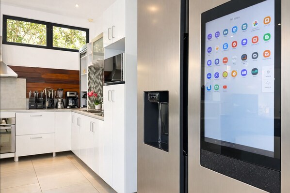 Réfrigérateur, four à micro-ondes, un four, surface de cuisson