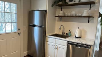 Een koelkast, een magnetron, een oven, een kookplaat