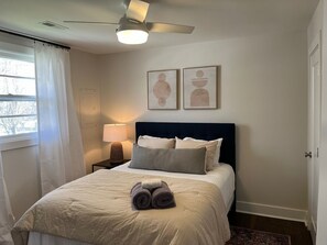 2 bedrooms, iron/ironing board, free WiFi, bed sheets