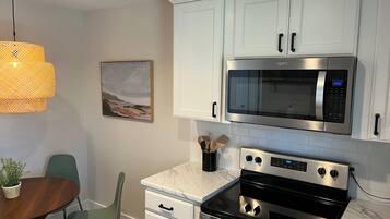 Een koelkast, een magnetron, een oven, een kookplaat