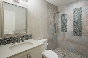 Shower, hair dryer, towels, soap - Welcome to the Bamboo Bungalow! (Asheville)