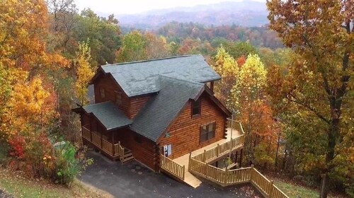 Mountain View, 2 Suites, Hot Tub, Game Room, Hammock, Fire Pit, Convenient+More!