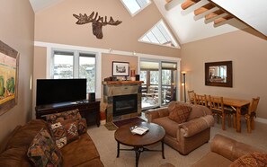 Smart TV, fireplace, stereo