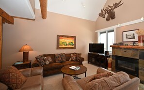 Smart TV, fireplace, stereo - Casa Moonlight One - Ski in/Out - Direct to Iron Horse Lift - 2 Bed 2.5 Bath (Big Sky)