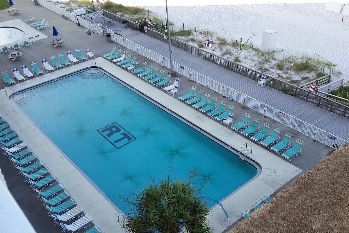 east pool 
(not a view from my condo)