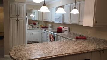 冷蔵庫、電子レンジ、オーブン、コンロ