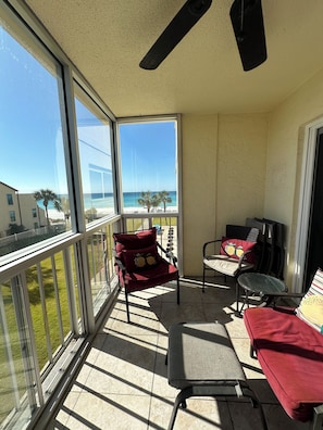Ein Balkon mit Blick auf das Meer, ausgestattet mit zwei Stühlen und einem Tisch.