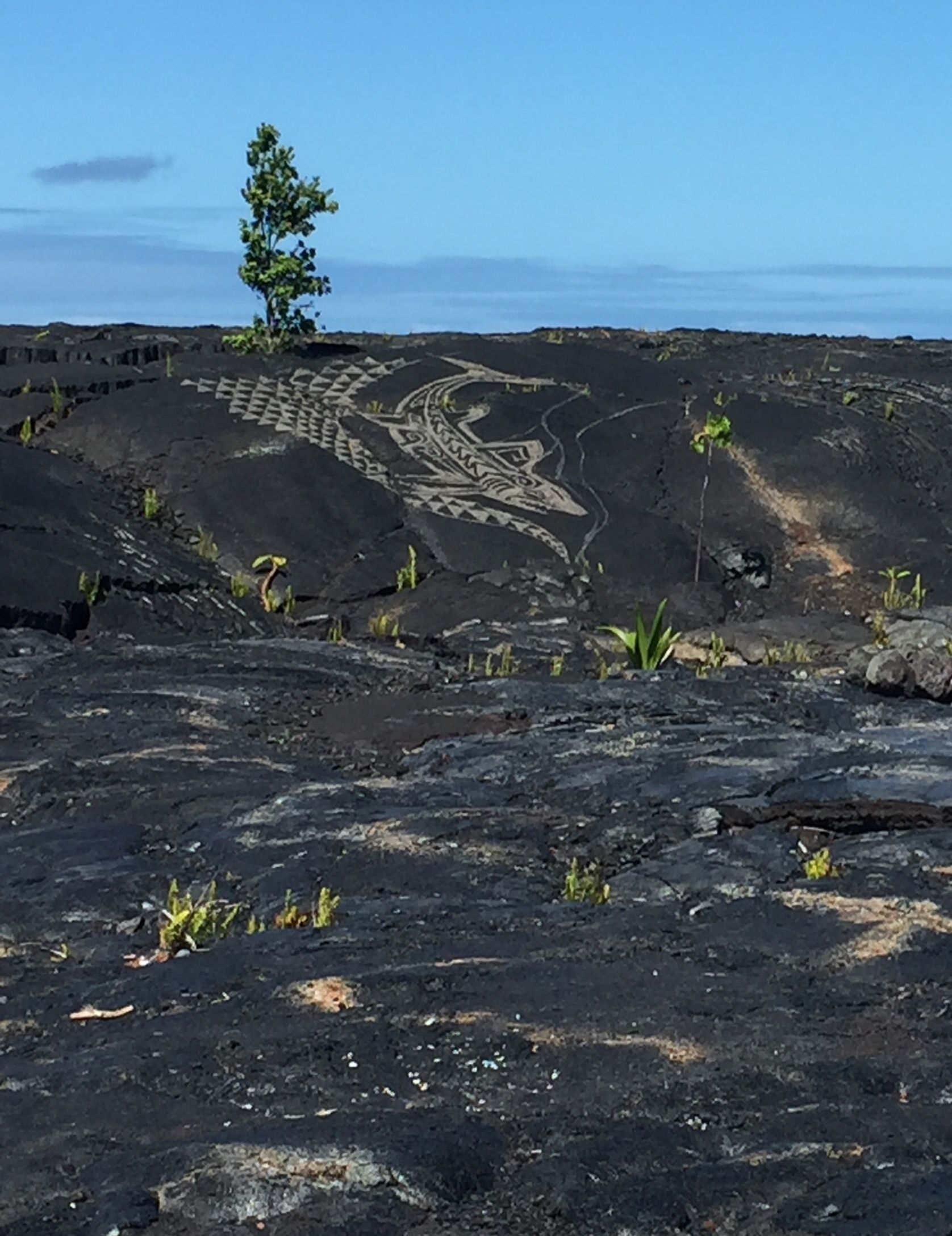 Un paysage volcanique sous un ciel dégagé.
