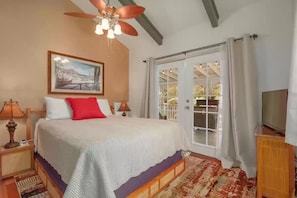 1 bedroom, iron/ironing board, travel crib, free WiFi - Hau'oli Place - Happy little tiki cottage in Volcano (Volcano)