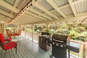 Outdoor dining - Hau'oli Place - Happy little tiki cottage in Volcano (Volcano)